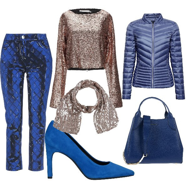 Outfit donna - Trendy festivo. Stile Trendy per Tutti i giorni. Abbinamento con pantalone fantasia multicolore effetto acetato con zip crêpe, blusa, décolleté a punta tinta unita, borsa a mano taglia media con zip interno sfoderato tinta unita, sciarpe, giacca blu e grigio.