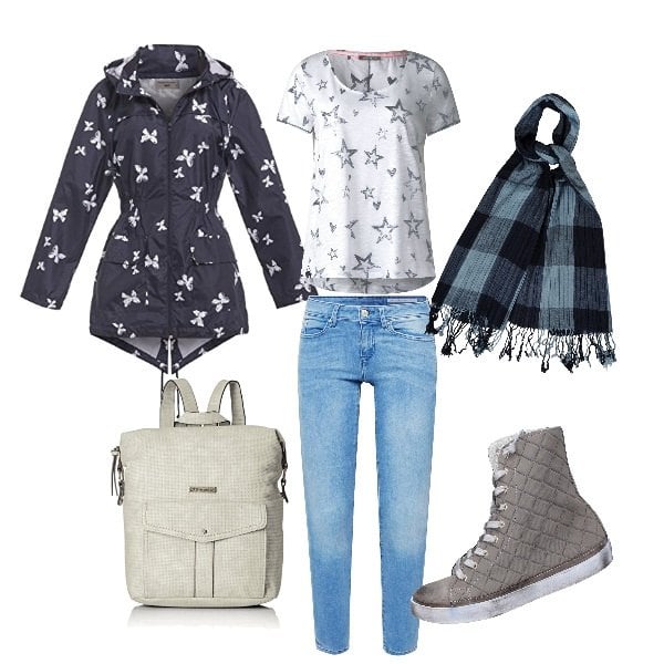 Outfit mujer - Casual Day. Estilo Basic para Todos los días. Combinación con maglietta multicolore e blu, impermeabile, zaino grigio, vaqueros pitillo, sneakers beige, bufandas.