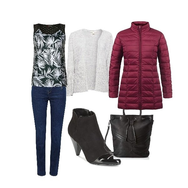 Outfit mujer - Winter with a color note. Estilo Urban para Todos los días. Combinación con camisetas sin mangas, parka rosso, maglioncino grigio, mochilas, vaqueros, botines.