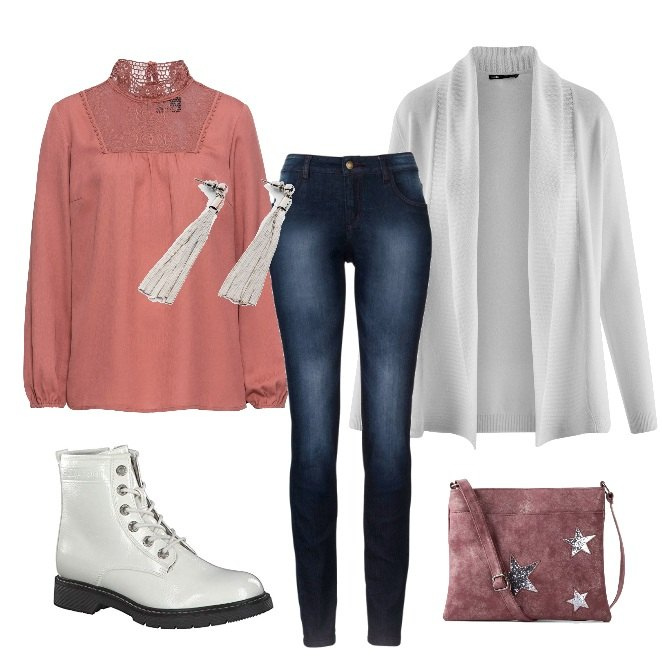Outfit donna - Teen agers di altri tempi. Stile Basic per Tutti i giorni. Abbinamento con jeans skinny, blusa con pizzo e scollo a maniche lunghe con spacco marrone, borsa a tracolla interno foderato in pelle sintetica fucsia, orecchini argento, cardigan lavorato a maglia bianco, stivaletti.