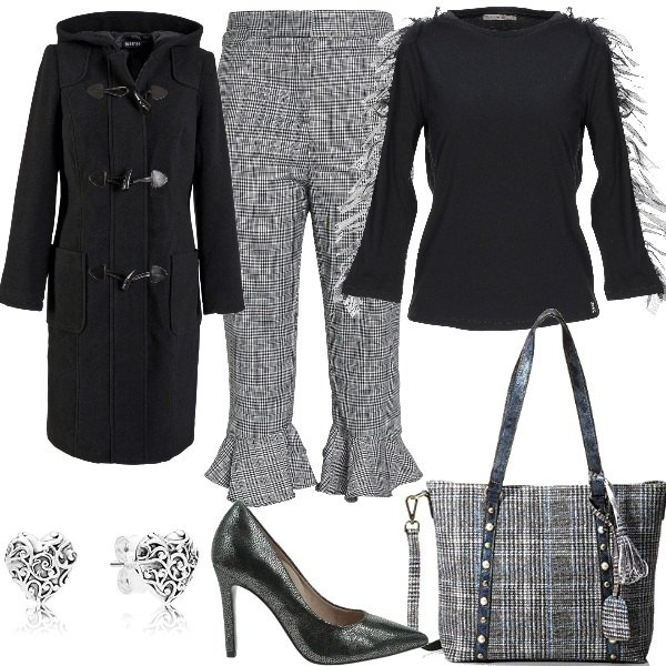 Outfit donna - Femminilità. Stile Chic per Ufficio. Abbinamento con montgomery, pantaloni capri, t-shirt contrasto con paillettes collo tondo a maniche lunghe in cotone jersey, scarpe nero, borse tote, orecchini.