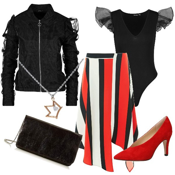 Outfit donna - Serata dal look eccentrico. Stile Trendy per Serata fuori. Abbinamento con bomber wrap in organza nero, body con volant e scollo in organza nero, gonna forma asimmetrica a righe con zip e orlo rosso, scarpe col tacco, scarpa, collana con strass girocollo.