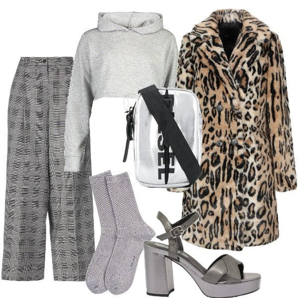 Outfit donna - BRAND INSPO: Tom Ford. Stile Trendy per Tutti i giorni. Abbinamento con ecopelliccia, pantaloni, felpa con cappuccio, sandali, portamonete con stampa e schiena scoperta con zip, calzini.