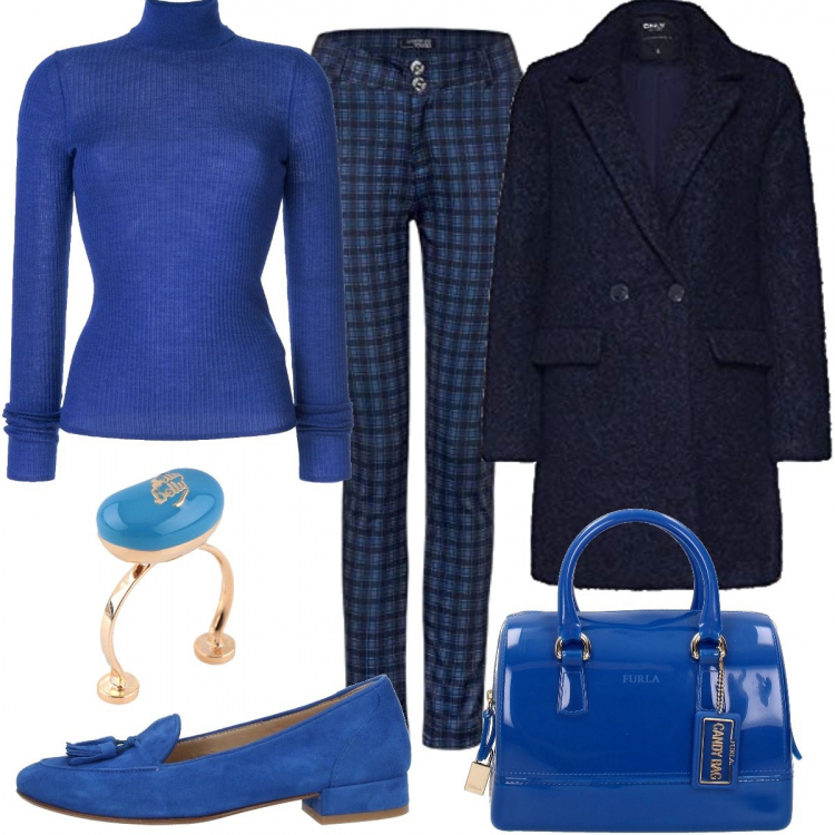 Outfit donna - Mocassini. Stile Trendy per Ufficio. Abbinamento con mocassini, anello, borsa a mano, maglione taglio dritto a coste collo alto a maniche lunghe con orlo blu, cappotto, pantaloni.