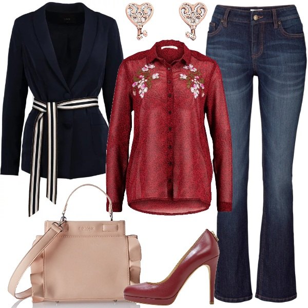 Outfit donna - Un look interessante. Stile Trendy per Tutti i giorni. Abbinamento con jeans bootcut, borsa beige.