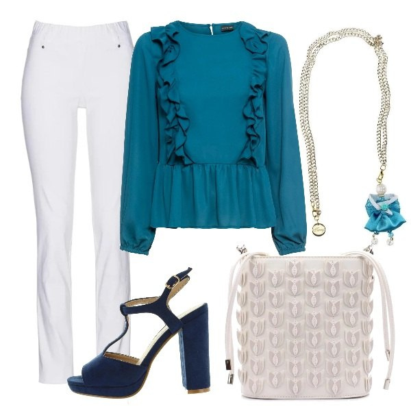 Outfit donna - Blu ottanio. Stile Trendy per Tutti i giorni. Abbinamento con pantaloni, bluse, ciondoli, borsa a tracolla, sandali.