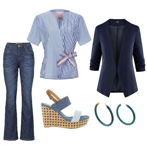 Outfit donna - Blazer con maniche 3/4. Stile Trendy per Tutti i giorni. Abbinamento con jeans bootcut, camicia, orecchini, blazer, sandali.