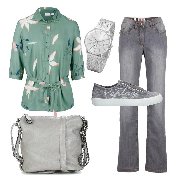 Outfit donna - La blusa verde a fiori. Stile Basic per Tutti i giorni. Abbinamento con jeans dritti, camicie, pantaloni skinny, sneakers, borsa a tracolla.