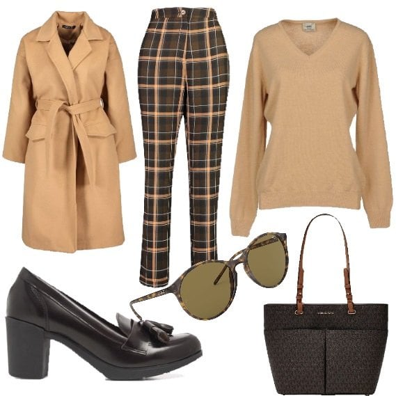 Outfit mujer - Trench clásico. Estilo Trendy para Oficina. Combinación con scarpe stringate, pantalone a quadri marrone, trench petite beige, jerséis, shopping bag maxi con logo, gafas de sol.