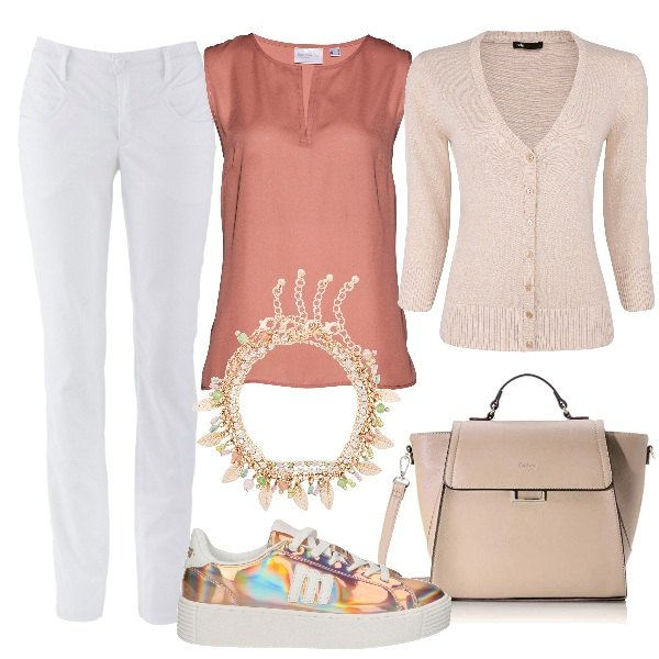Outfit donna - Pantaloni bianchi e sneakers. Stile Urban per Tutti i giorni. Abbinamento con pantaloni, bluse, braccialetto, cardigan, sneakers, borse a spalla.
