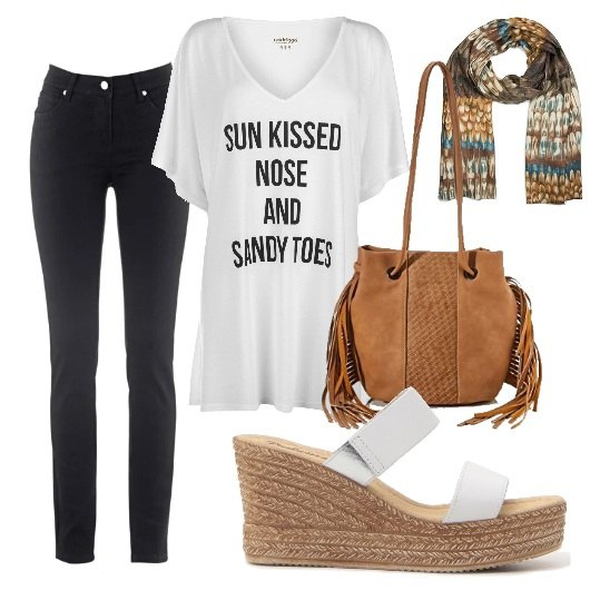 Outfit donna - Divertente e Trendy. Stile Trendy per Tutti i giorni. Abbinamento con jeans dritti, t-shirt, ciabatte, borse a spalla, sciarpe.
