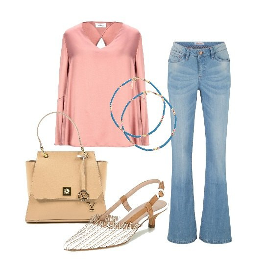 Outfit donna - Il bootcut e la blusa rosa. Stile Basic per Tutti i giorni. Abbinamento con jeans bootcut, blusa, collane, décolleté, borse a mano.