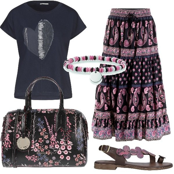 Outfit donna - Fantasie coordinate nel colore. Stile Trendy per Tutti i giorni. Abbinamento con gonne lunghe, infradito, t-shirt, borse a mano, braccialetti.