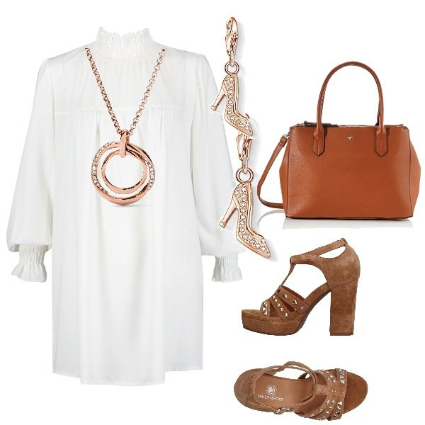 Outfit femme - Robe blanche et collier en soirée. Style Sexy pour Soirée dehors. Assortir avec robes, sandales à talon, colliers, sac cabas, pendentif.