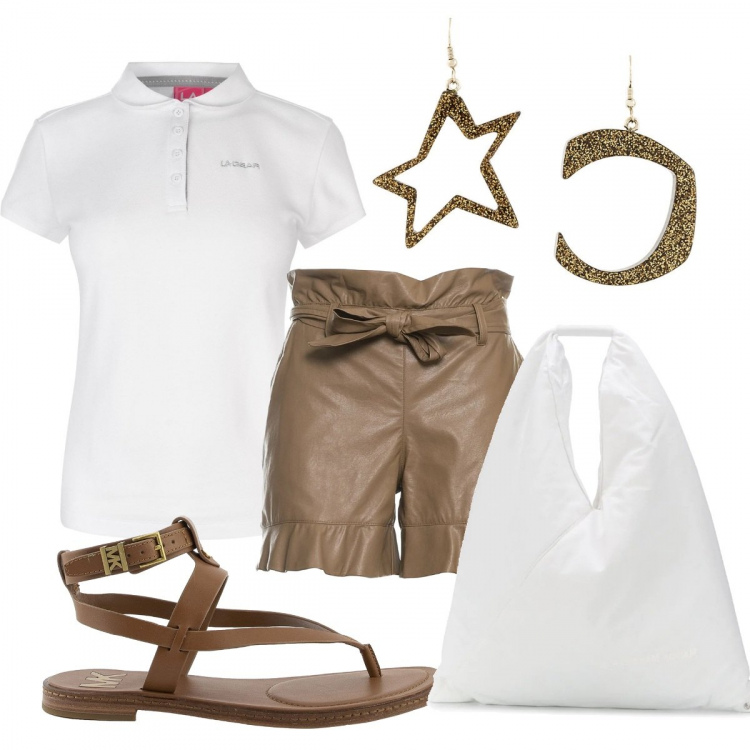 Outfit donna - Shorts in ecopelle e polo bianca. Stile Trendy per Tutti i giorni. Abbinamento con shorts, borse tote, orecchini, sandali alla schiava, polo.