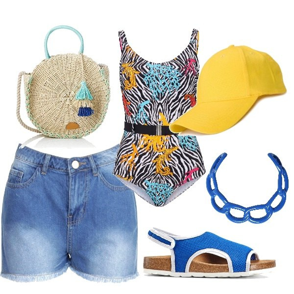 Outfit femme - En maillot. Style Basique pour Plage. Assortir avec maillots de bain une pièce, sabots, colliers, chapeaux avec visière, short, sac cabas.