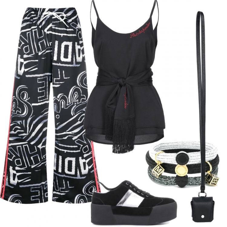 Outfit donna - Micro borsa. Stile Basic per Tutti i giorni. Abbinamento con top, sneakers, clutch, ciondoli, pantaloni.