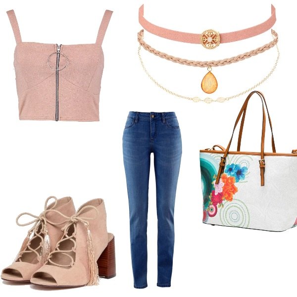 Outfit donna - Everyday. Stile Trendy per Tutti i giorni. Abbinamento con jeans skinny, shopping bag con stampa e zip con scomparti bianco, sandali con stringhe.
