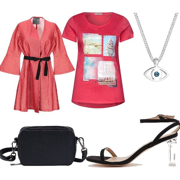 Outfit donna - Casual giornaliero. Stile Trendy per Tutti i giorni. Abbinamento con borse a tracolla, cappotti, sandali col tacco, t-shirt, collane.