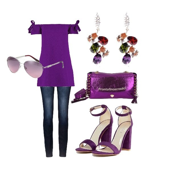 Outfit donna - Pronta per l\'aperitivo. Stile Basic per Tutti i giorni. Abbinamento con jeans skinny, sandali con stampa e tacco largo collo aperto viola e nudo.