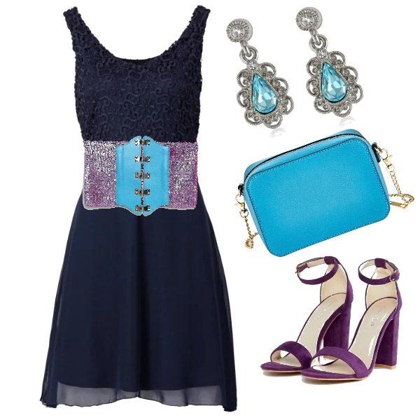 Outfit donna - Cintura glamour. Stile Trendy per Tutti i giorni. Abbinamento con sandali con stampa e tacco largo collo aperto viola e nudo, orecchini.