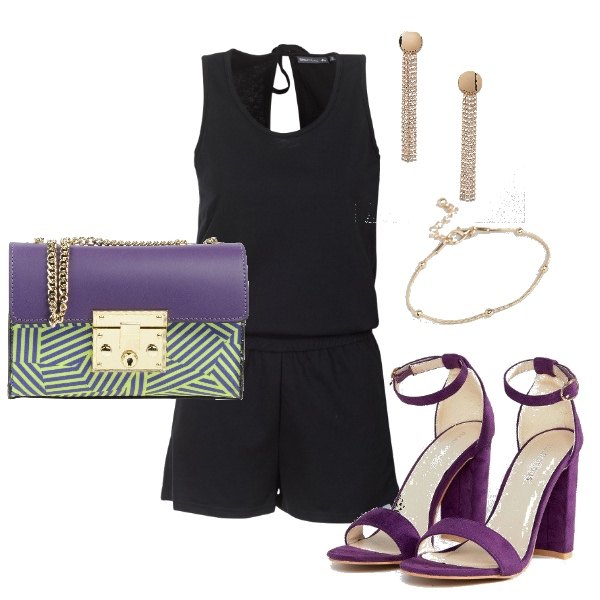 Outfit donna - Aperitivo con le amiche. Stile Trendy per Serata fuori. Abbinamento con borsa a mano mini fantasia a scatto con tracolla removibile, jumpsuit nero, sandali con stampa e tacco largo collo aperto viola e nudo, orecchini pendenti farfalla oro.