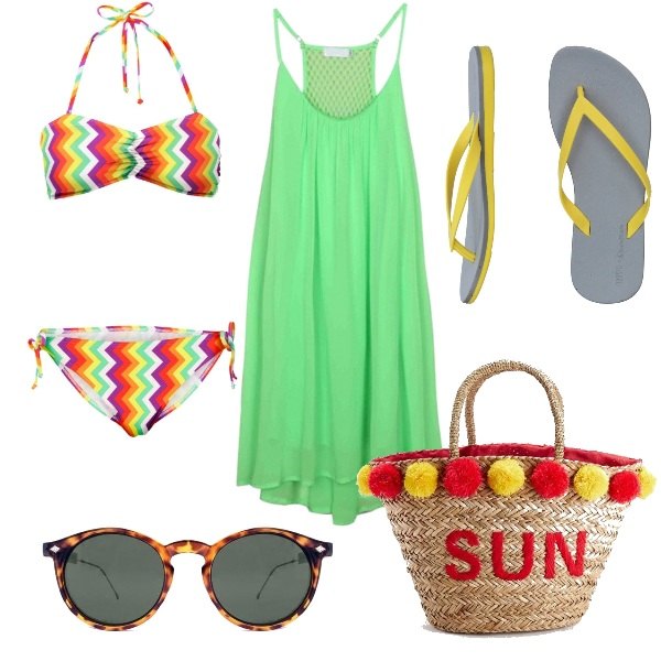 Outfit donna - Colorata in spiaggia. Stile Trendy per Mare. Abbinamento con bikini con fasce, occhiali da sole, vestito a rete verde, borsa a tracolla maxi in paglia.