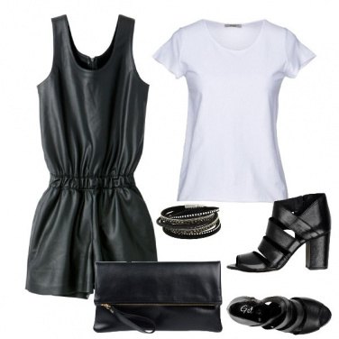 Outfit Jumpsuite corta e t-shirt