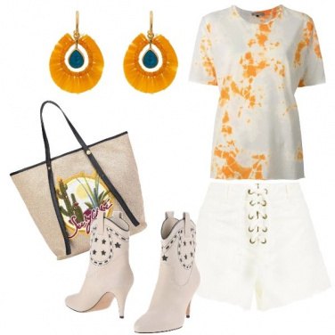Outfit Shorts bianchi e stivaletti