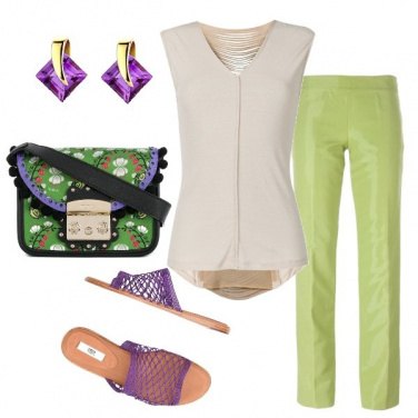 Outfit Top sabbia con aperture sul retro