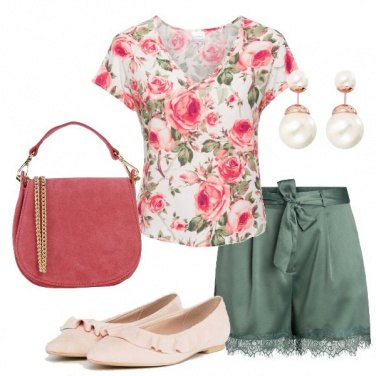 Outfit Shorts in raso e rose romantiche