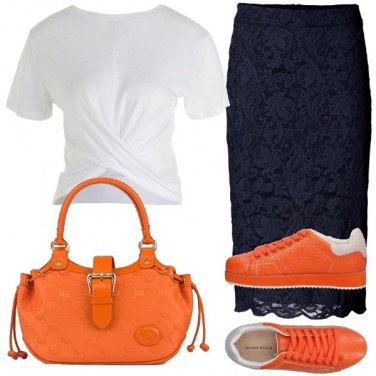 Outfit Gonna classica con t-shirt e sneakers