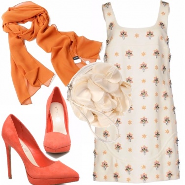 Outfit Fiorellini sul vestito a trapezio