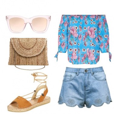 Outfit Blusa floreale e shorts