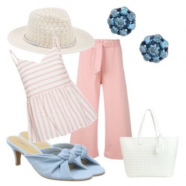 Outfit Sui toni pastello in spiaggia