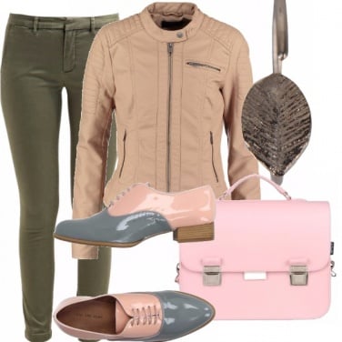 Outfit A lavoro col tocco rosa