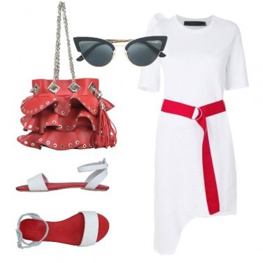 Outfit Vestito t-shirt e sandalo flat