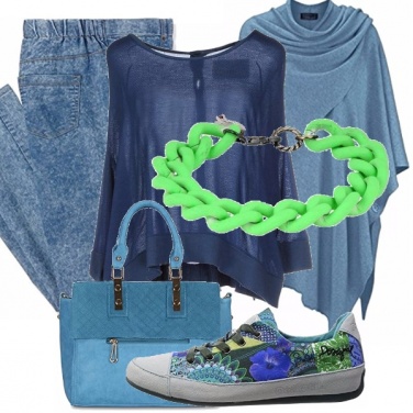 Outfit Curvy in denim e sneakers