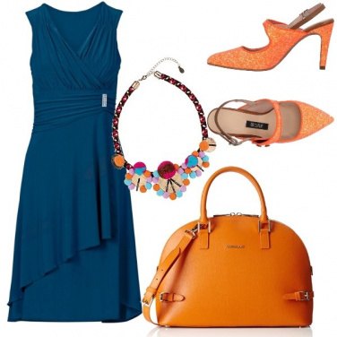 Outfit Arancione su blu