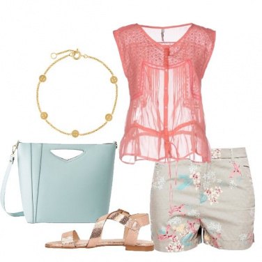 Outfit Shorts floreale e blusa corallo