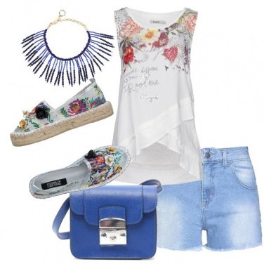 Outfit Shorts in jeans e top floreale
