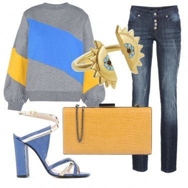 Outfit Felpa e tacco
