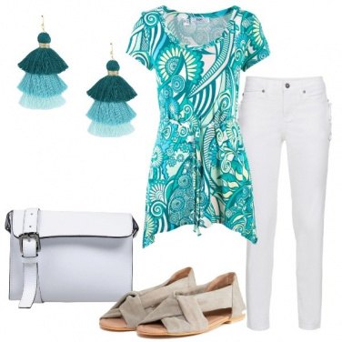 Outfit T-shirt in fantasia con orlo asimmetrico