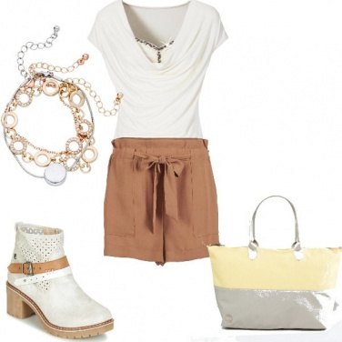 Outfit Shorts e maglietta con brillantini