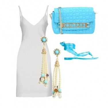Outfit Sexy bianco con accessori turchesi
