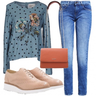 Outfit T-shirt con fiori e pois
