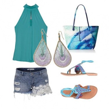 Outfit short ricamati e un tocco turchese
