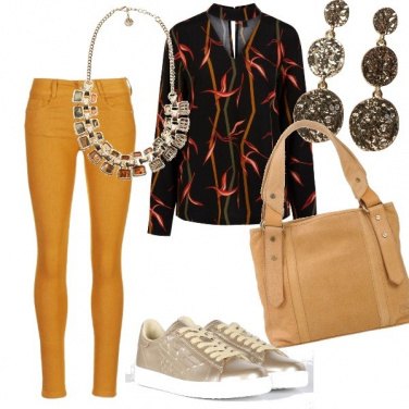 Outfit Sneakers e colori caldi