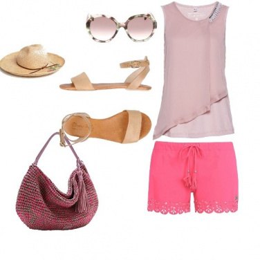 Outfit Basic, al mare con colori tenui