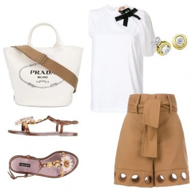 Outfit Shorts a vita alta e t-shirt con fiocco